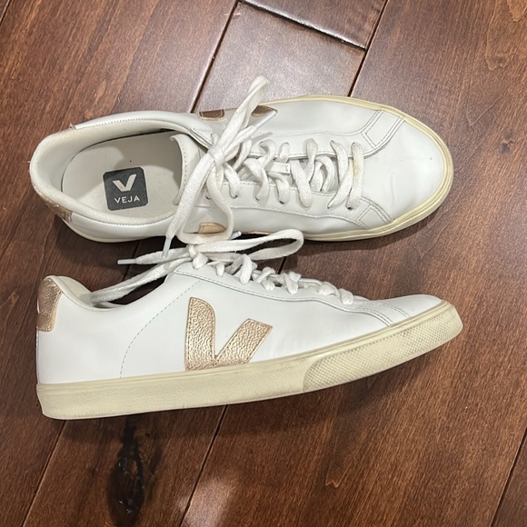 Veja Sneakers - Picture 3 of 3